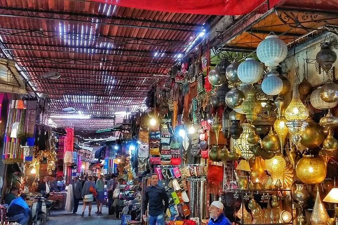 Exploration des souks traditionnels de Marrakech à proximité de l’Hôtel Le Gallia
