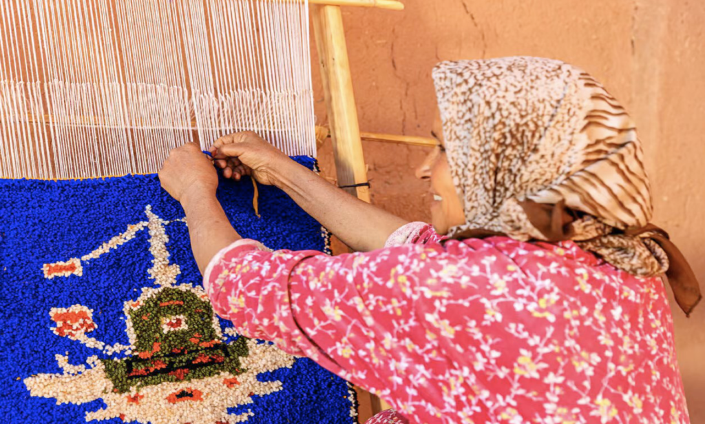 Artisane marocaine en train de tisser un tapis traditionnel