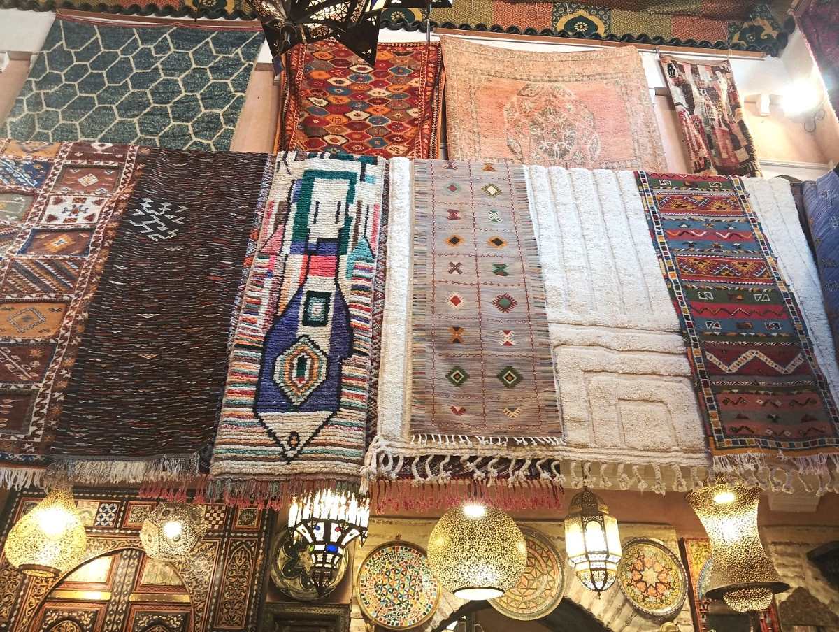 Tapis marocain traditionnel dans un cadre élégant à Marrakech