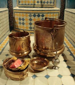 Matériel traditionnel utilisé dans un hammam marocain