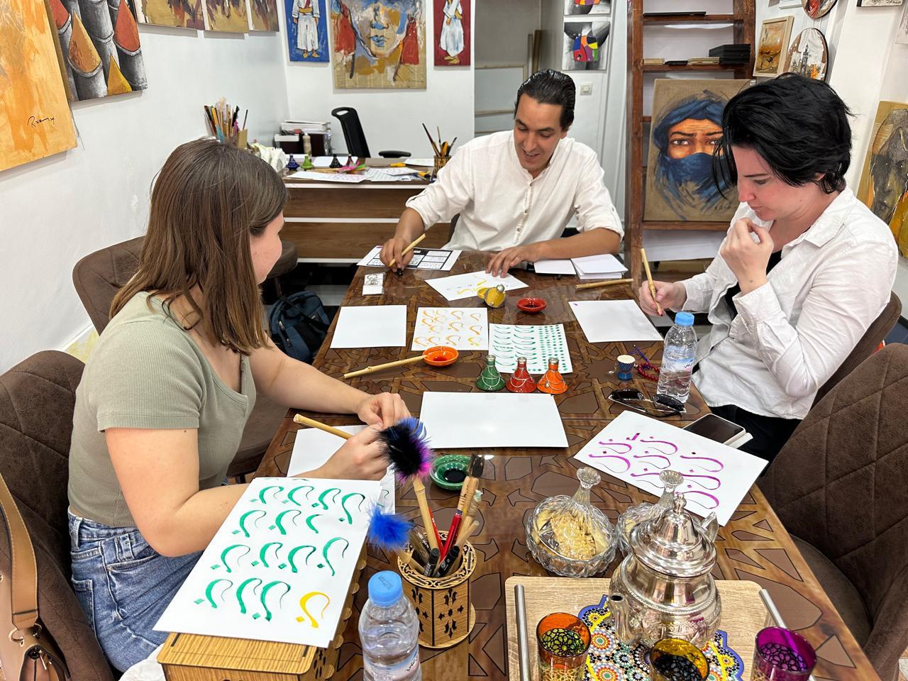 Atelier de calligraphie arabe traditionnelle à Marrakech