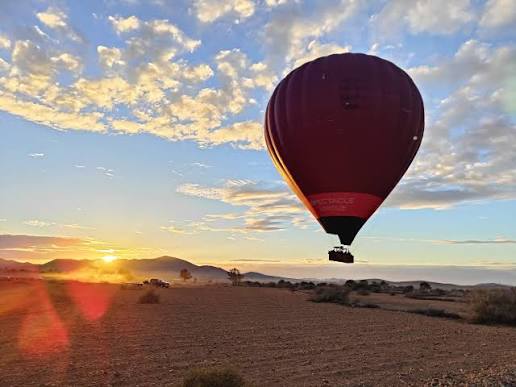 Vol en montgolfière au lever du soleil près de Marrakech et montagnes de l'Atlas