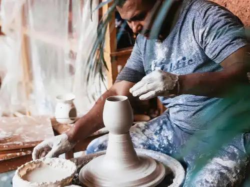 Atelier de poterie traditionnelle et artisan marocain à Marrakech